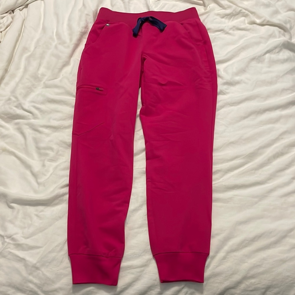 FIGS Zamora joggers in Ultra Rose size XS petite